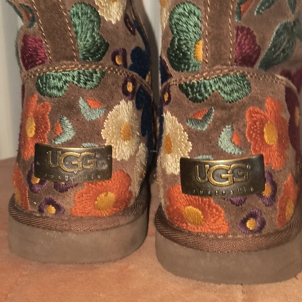 UGG Wahine Floral Embroidered Suede Boots Size 6 Rare Vintage Limited Edition